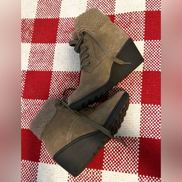 Wedge Heel ladies booties in size 8 - Picture 2 of 6